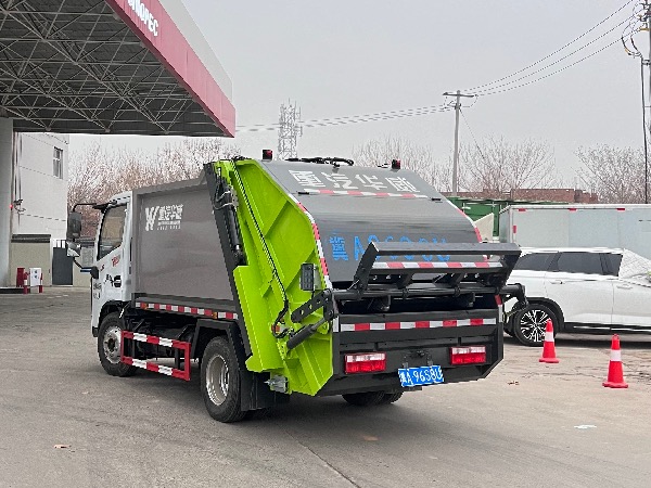 東風(fēng)多利卡D6藍(lán)牌壓縮式垃圾車(chē)｜掛桶式垃圾車(chē)｜4-5立方藍(lán)牌壓縮車(chē)｜可進(jìn)地庫(kù)垃圾收集轉(zhuǎn)運(yùn)車(chē)