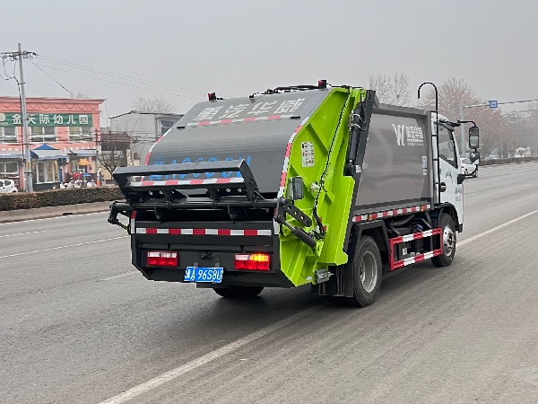 東風(fēng)多利卡D6藍(lán)牌壓縮式垃圾車(chē)｜掛桶式垃圾車(chē)｜4-5立方藍(lán)牌壓縮車(chē)｜可進(jìn)地庫(kù)垃圾收集轉(zhuǎn)運(yùn)車(chē)