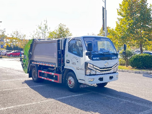 東風(fēng)多利卡D6藍(lán)牌壓縮式垃圾車(chē)｜掛桶式垃圾車(chē)｜4-5立方藍(lán)牌壓縮車(chē)｜可進(jìn)地庫(kù)垃圾收集轉(zhuǎn)運(yùn)車(chē)